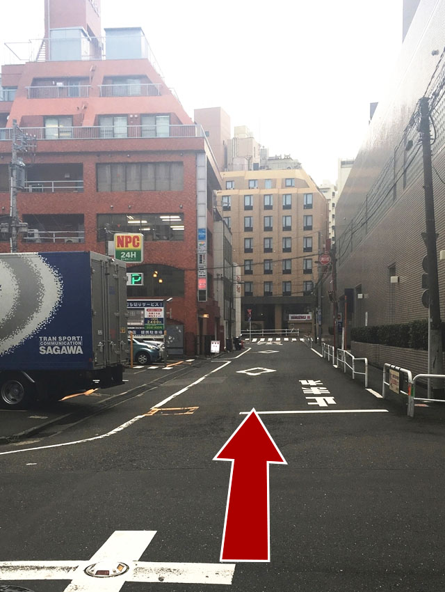 コインパーキングを目印に、右に進みます コインパーキングを目印に、右に進みます