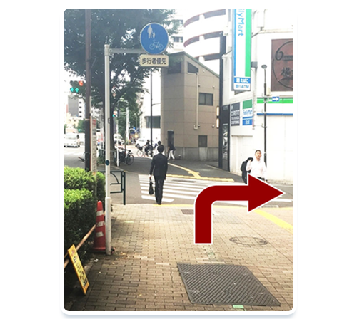 ファミリーマートを右へ ファミリーマートを右へ