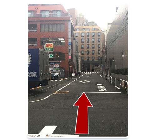 コインパーキングを目印に、右に進みます コインパーキングを目印に、右に進みます